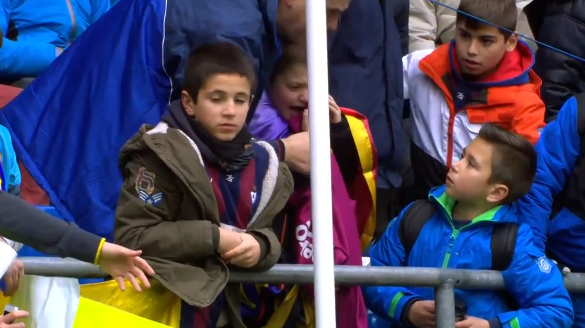 Suarez và hành động đẹp khiến fan nhí òa khóc - Ảnh 3.