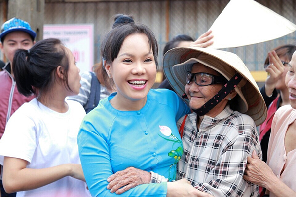 Việt Hương cười hết cỡ trong vòng vây yêu mến của người dân - Ảnh 7.