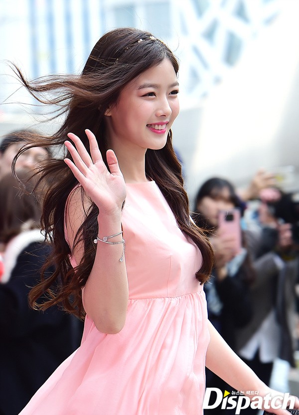 Kim Yoo Jung xinh như thiên thần đọ sắc Cháo Kim So Eun tại Tuần lễ thời trang Seoul - Ảnh 2.