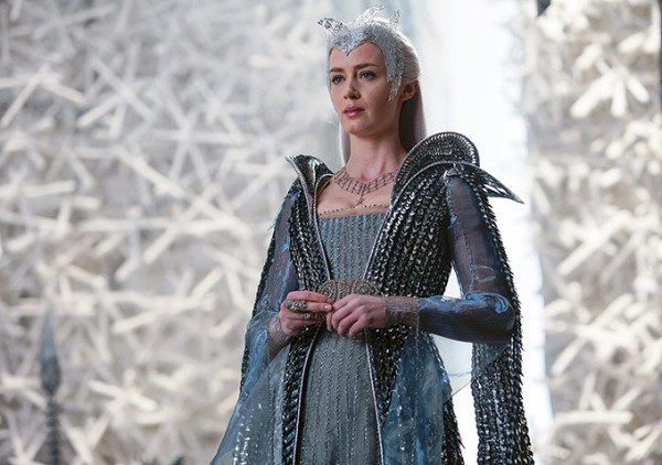 Emily Blunt chẳng ngại khi bị so với Nữ ho&agrave;ng băng gi&aacute; Elsa trong Frozen - Ảnh 6.