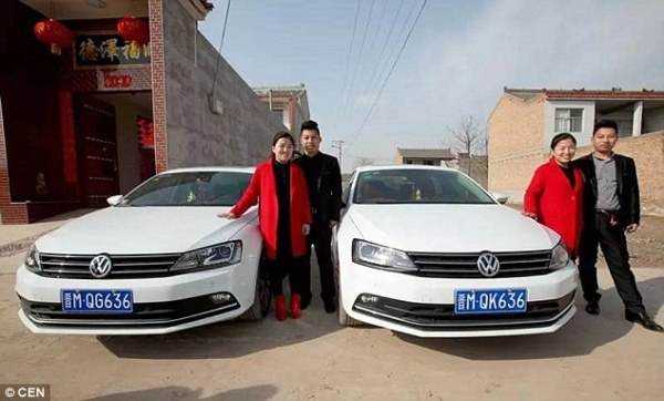 Trung Quốc: Hai cặp vợ chồng song sinh phẫu thuật thẩm mỹ vì… quá giống nhau - Ảnh 2.