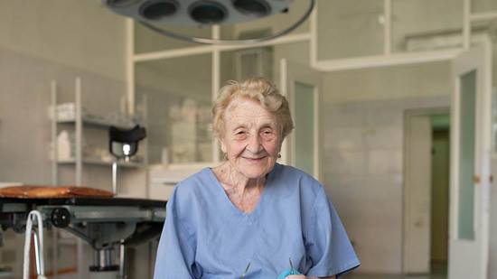 Người phụ nữ 87 tuổi này là bác sĩ phẫu thuật già nhất thế giới - Ảnh 2.