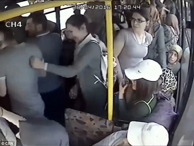 Clip: Gã yêu râu xanh bị chị em phụ nữ đánh hội đồng trên xe buýt - Ảnh 3.