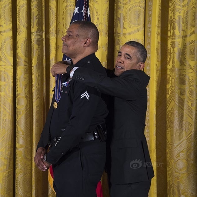 Cao 1m85, vậy mà Tổng thống Obama cũng có lúc phải bối rối vì chiều cao khiêm tốn của mình - Ảnh 1.