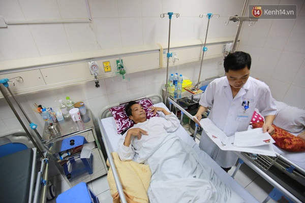 H&ograve;m phiếu di động gi&uacute;p bệnh nh&acirc;n bầu cử ngay tại giường bệnh - Ảnh 13.