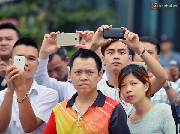 Người d&acirc;n Thủ đ&ocirc; đứng k&iacute;n đường ch&agrave;o đ&oacute;n đo&agrave;n xe của Tổng thống Hoa Kỳ - Ảnh 2.