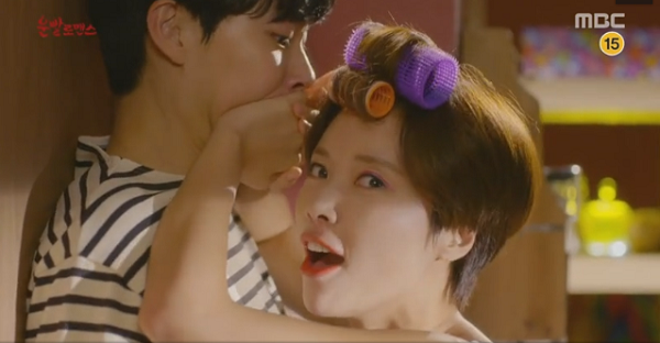 “Lucky Romance”: Hwang Jung Eum tưởng bở được trai đẹp Lee Soo Hyuk hôn - Ảnh 1.