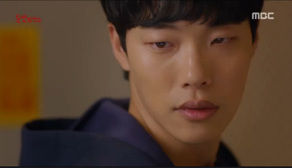 “Lucky Romance”: Ryu Jun Yeol tức tối khi bị Hwang Jung Eum yểm bùa - Ảnh 2.