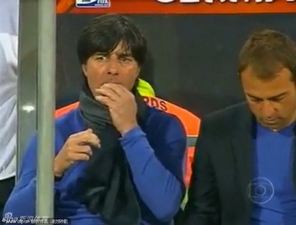 Há hốc mồm với hành động... mất vệ sinh của HLV Joachim Loew - Ảnh 3.