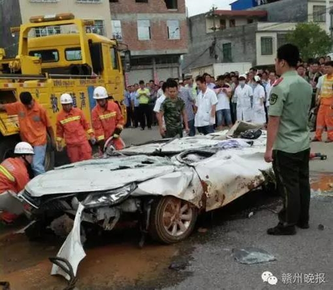 6 người tử vong trong chiếc xe lép kẹp vì bị container lật nhào đè bẹp - Ảnh 10.