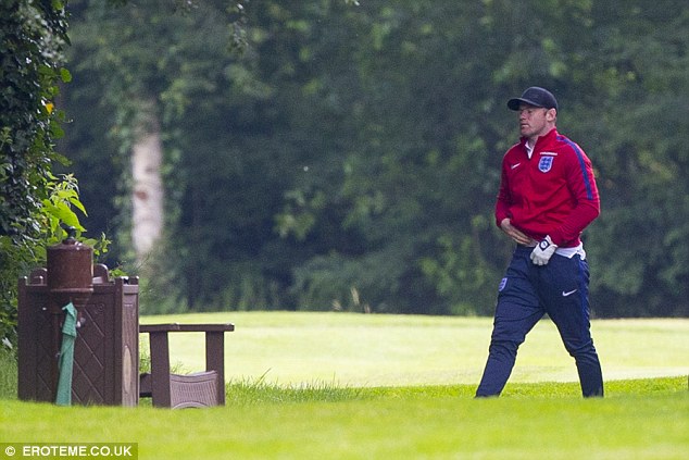 Rooney bị bắt quả tang t&egrave; bậy ngay l&ugrave;m c&acirc;y ven đường - Ảnh 2.