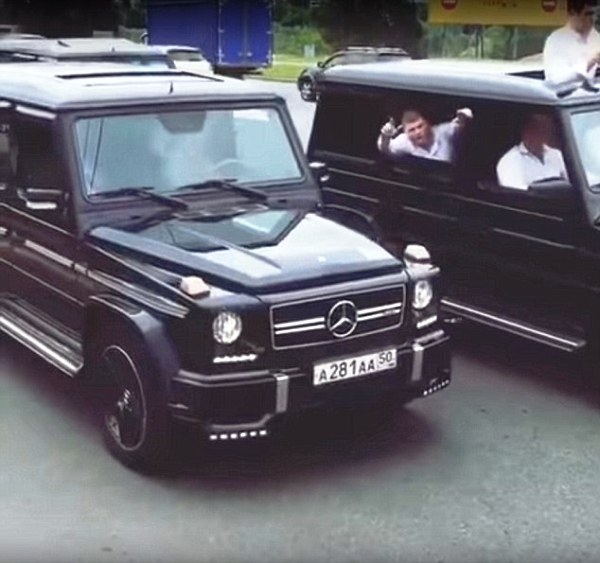 Ăn mừng tốt nghiệp, điệp vi&ecirc;n mới ra trường đăng ảnh tập thể k&egrave;m danh t&iacute;nh l&ecirc;n mạng - Ảnh 3.