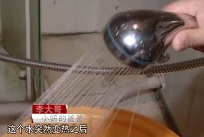 Bé gái 1 tuổi nguy kịch khi được mẹ tắm cho bằng vòi hoa sen - Ảnh 2.