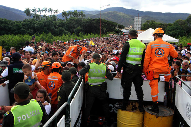 Để tìm thức ăn và thuốc uống, hàng chục nghìn người Venezuela đã vượt biên sang Colombia - Ảnh 2.