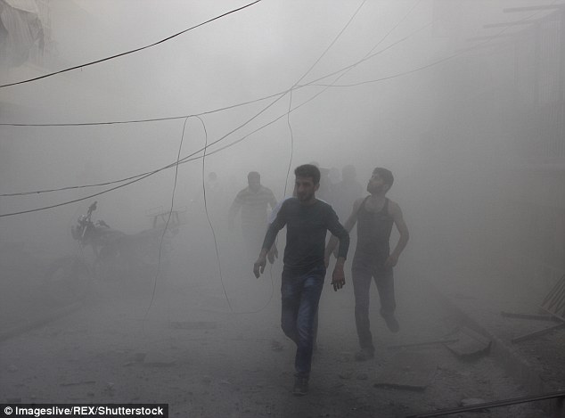 24 giờ sau h&igrave;nh ảnh cậu b&eacute; Syria bị kh&ocirc;ng k&iacute;ch, một nạn nh&acirc;n nhỏ tuổi kh&aacute;c lại khiến thế giới b&agrave;ng ho&agrave;ng - Ảnh 3.