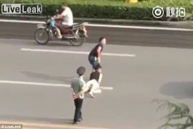 Trung Quốc: cô gái bị túm tóc kéo lê xềnh xệch trên đường quốc lộ, mọi người đi qua ngoảnh mặt làm ngơ - Ảnh 3.