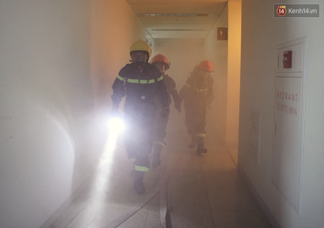 Xem cảnh sát chữa cháy, cứu nạn tại tòa nhà cao nhất Việt Nam - Ảnh 2.