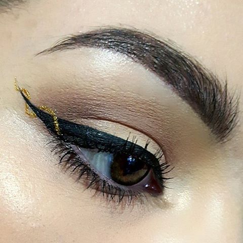 Kẻ eyeliner thường đã khó, nay các nàng còn thi nhau kẻ kiểu đánh đố như thế này - Ảnh 9.