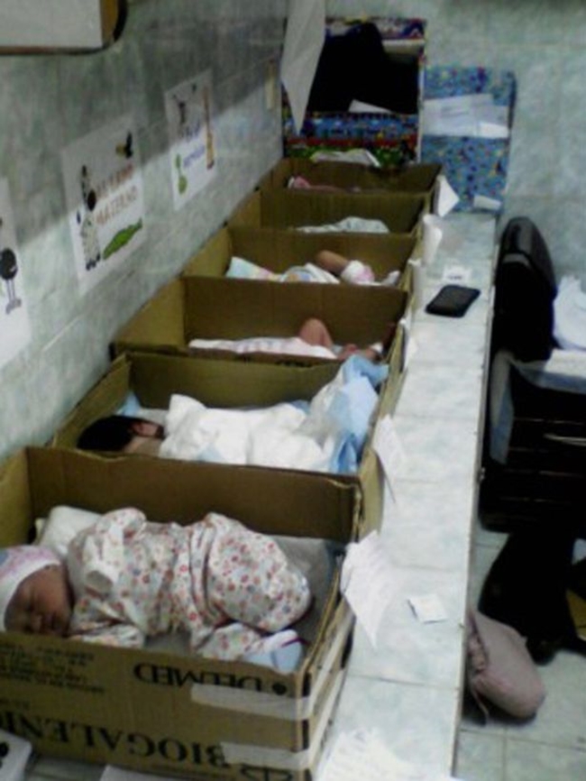 Khủng hoảng kinh tế Venezuela: Trẻ sơ sinh bị đặt trong hộp giấy ở bệnh viện - Ảnh 2.