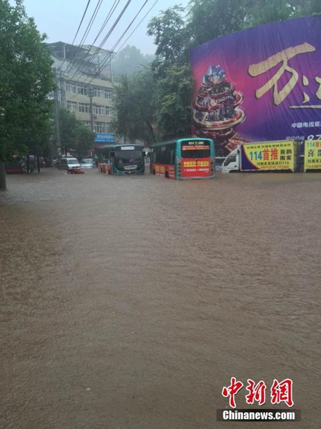 Bão Megi tàn phá Trung Quốc, thổi bay cả người, nhà, tủ lạnh... trên đường phố - Ảnh 6.