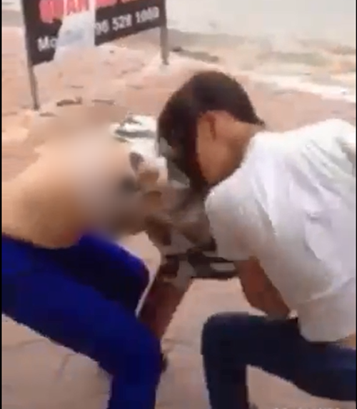 Xôn xao clip cô gái bị đánh ghen, lột đồ ở Phố Nối - Hưng Yên - Ảnh 1.