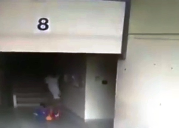 Thái Lan: Người đàn ông đánh đập dã man cậu bé 7 tuổi vì tội bắt nạt con trai mình - Ảnh 3.