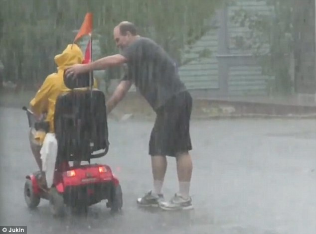 Người anh hùng dãi gió dầm mưa để giúp đỡ một người đi xe lăn gặp nạn - Ảnh 3.