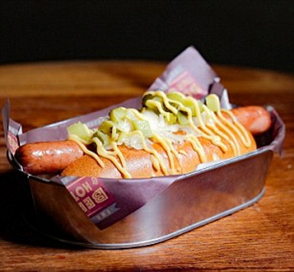 Malaysia: Nghiêm cấm các quán ăn gọi bánh mì kẹp xúc xích là hotdog - Ảnh 2.