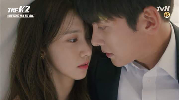 K2: Dưới tấm vải, Yoona - Ji Chang Wook đã có nụ hôn nửa lén lút, nửa công khai - Ảnh 3.