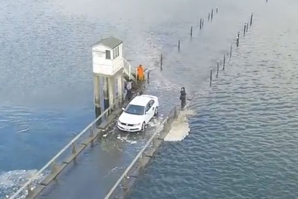 Tài xế taxi chạy đua với thủy triều trên con đường hiểm trở vắt qua eo biển - Ảnh 3.