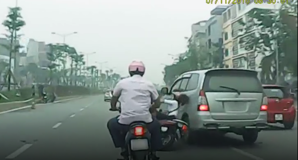 T&agrave;i xế Innova trong clip t&ocirc;ng v&agrave;o c&ocirc; g&aacute;i l&ecirc;n tiếng: T&ocirc;i kh&ocirc;ng bỏ chạy - Ảnh 1.