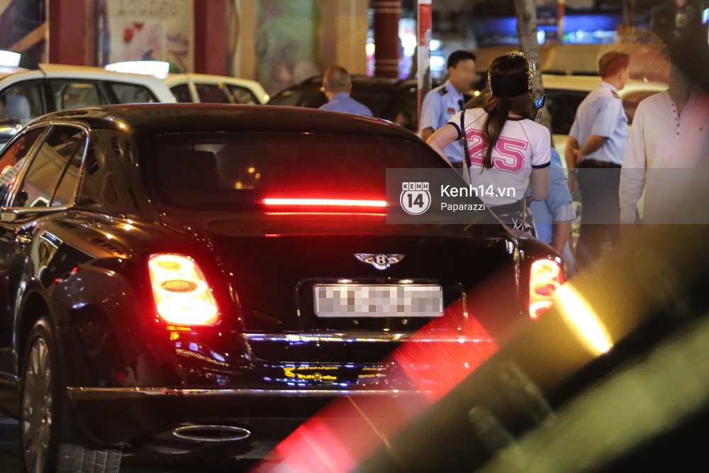 Hồ Ngọc H&agrave; bị bắt gặp l&aacute;i xe của đại gia Chu Đăng Khoa đi dự sự kiện - Ảnh 3.