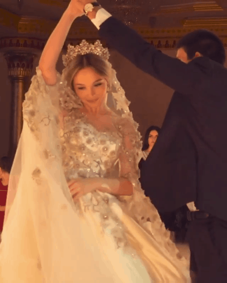 Cận cảnh chiếc váy cưới lộng lẫy đến choáng ngợp của cô dâu Nga đang làm náo loạn mạng xã hội - Ảnh 3.