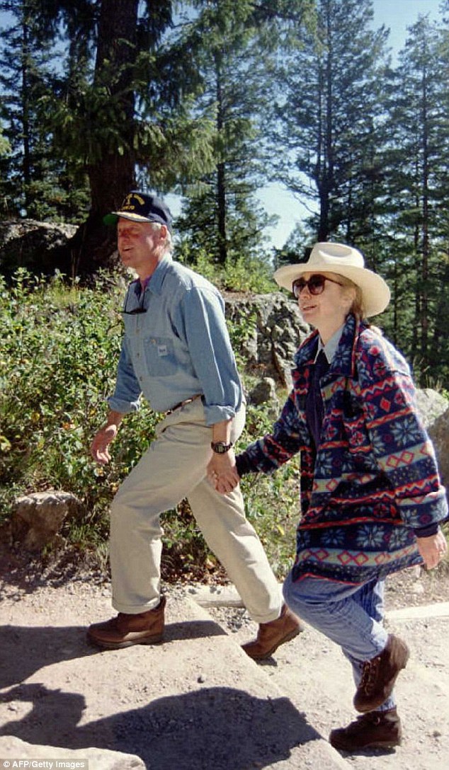 Bà Hillary Clinton được ca ngợi vì gìn giữ và mặc một chiếc áo khoác hơn 20 năm - Ảnh 4.