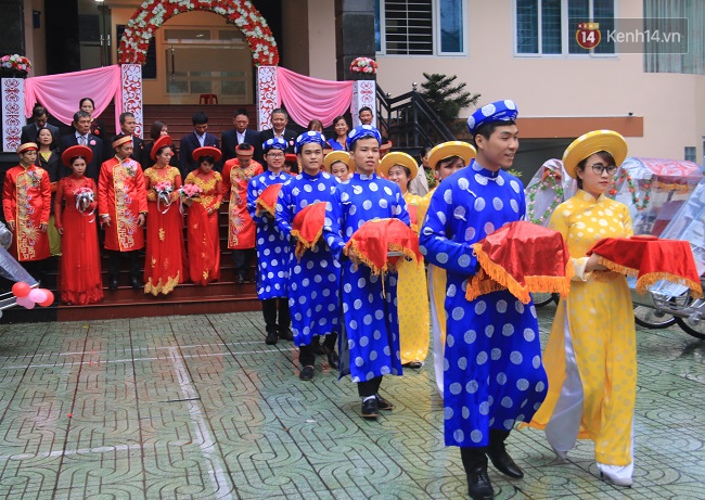 Lãng mạn đám cưới tập thể dưới mưa của các cặp đôi công nhân nghèo ở Đà Nẵng - Ảnh 1.