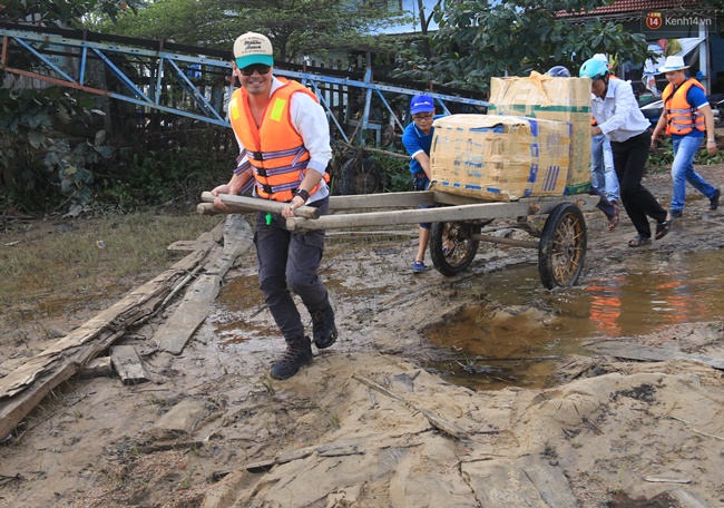 Chùm ảnh: MC Phan Anh kéo xe bò, đội mưa cứu trợ người dân vùng lũ - Ảnh 2.
