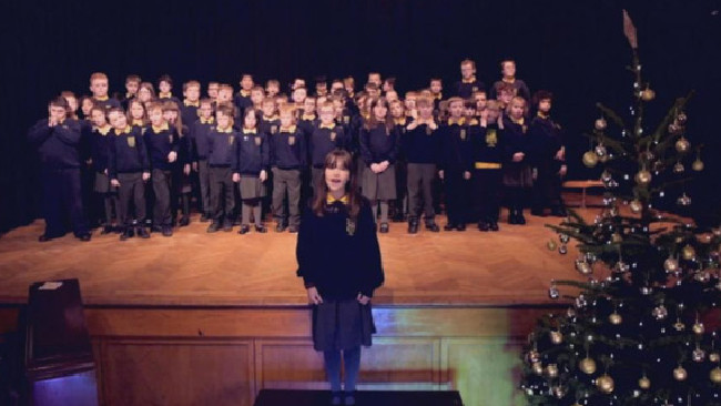 Giọng h&aacute;t thi&ecirc;n thần của c&ocirc; b&eacute; tự kỷ l&agrave;m lay động h&agrave;ng triệu tr&aacute;i tim - Ảnh 3.