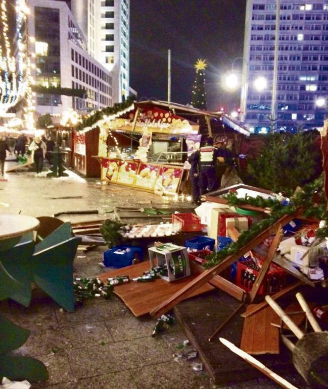 Hiện trường vụ khủng bố bằng xe tải khiến hàng chục người thương vong trong chợ Giáng sinh ở Berlin - Ảnh 2.