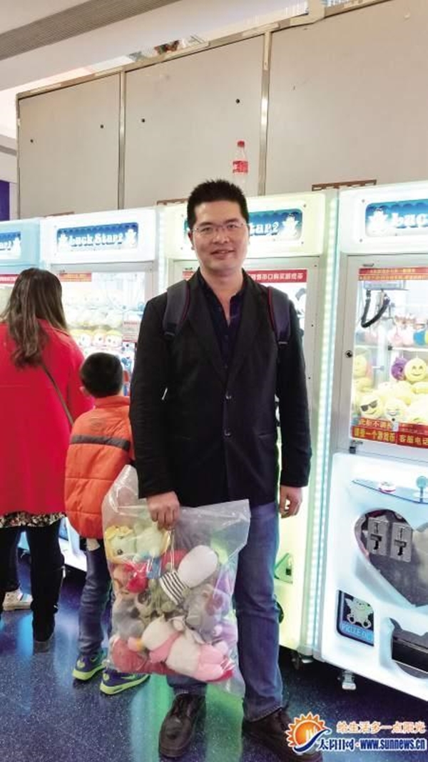 Sát thủ máy gắp thú bông: 6 tháng gắp trúng hơn 3.000 con gấu - Ảnh 1.