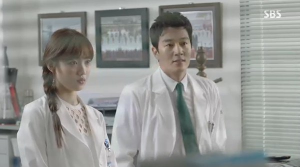“Doctors”: Park Shin Hye bị kẻ lạ tấn công bất thình lình tại bệnh viện - Ảnh 19.