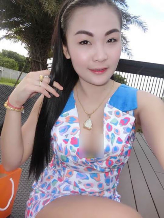 Hình ảnh phản cảm của hot girl Thái từng mặc đồ cử nhân quỳ lạy mẹ là công nhân vệ sinh - Ảnh 10.