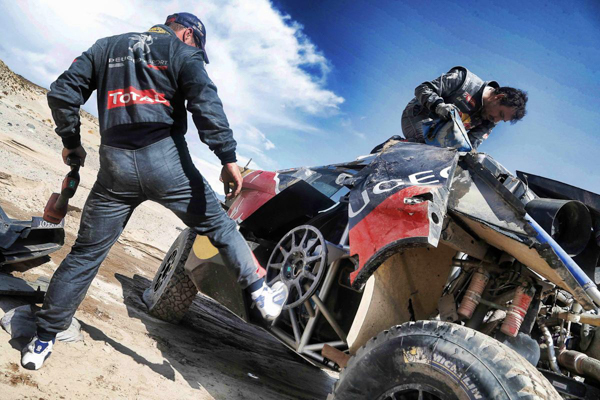 Toàn cảnh giải đua xe xuyên sa mạc khắc nghiệt nhất hành tinh Dakar Rally 2016 - Ảnh 21.