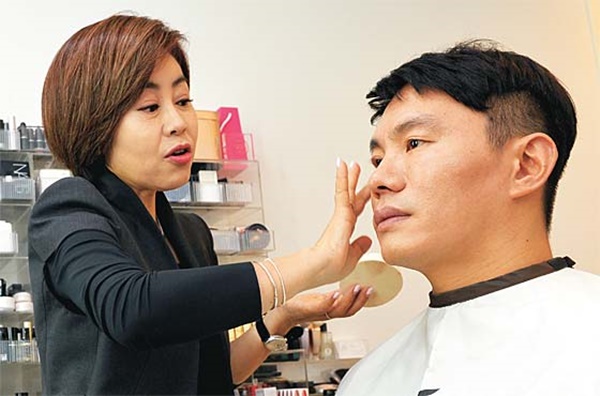 Loạt ảnh cho thấy nam giới Hàn Quốc nghiện trang điểm nhất thế giới - Ảnh 15.