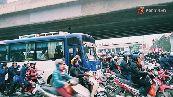 Người Hà Nội - Sài Gòn hối hả về quê nghỉ Tết sau buổi làm việc cuối cùng của năm - Ảnh 16.