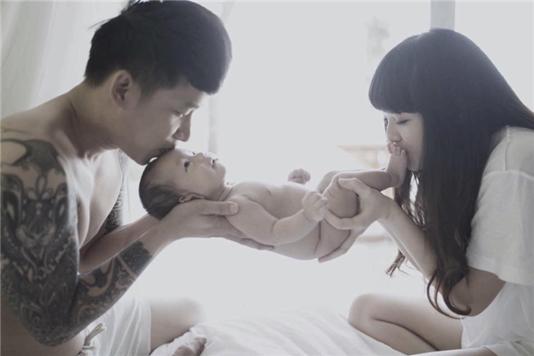 L&ecirc; Ho&agrave;ng tăng c&acirc;n tr&ocirc;ng thấy, hạnh ph&uacute;c tổ chức th&ocirc;i n&ocirc;i cho con trai - Ảnh 2.