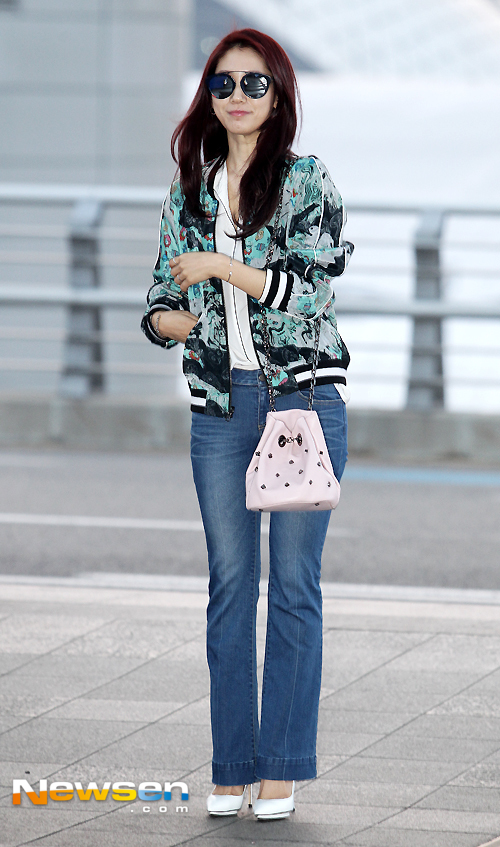 Jessica, Park Shin Hye, Lee Yeon Hee đọ vẻ xinh tươi ở sân bay - Ảnh 19.
