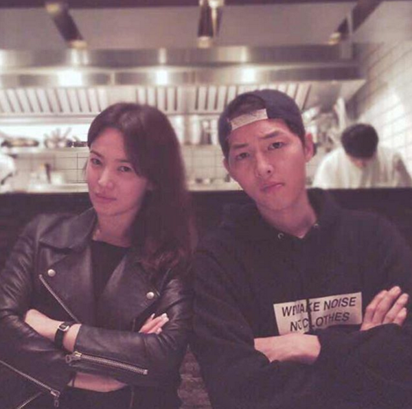 Lộ ảnh hiếm hoi buổi hẹn ăn tối của Song Joong Ki và Song Hye Kyo tại nhà hàng Hồng Kông - Ảnh 1.