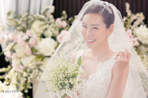 Vợ tài tử Jang Dong Gun đến dự đám cưới nữ diễn viên Chuyện tình Paris cùng con trai tài phiệt - Ảnh 8.