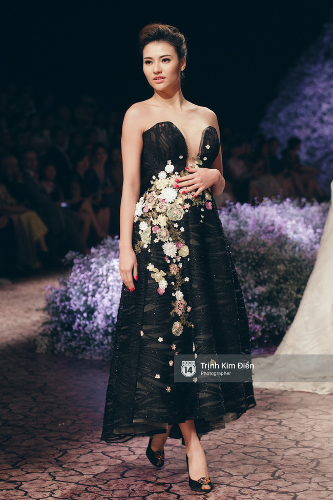 Ảnh Hồng Quế lộ r&otilde; bụng bầu hơn 4 th&aacute;ng tr&ecirc;n s&agrave;n catwalk - Ảnh 1.