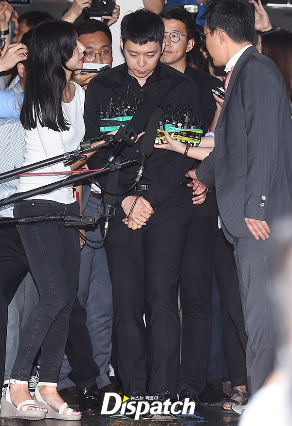 Yoochun (JYJ) cúi đầu xin lỗi fan trong lần đầu trình diện cảnh sát, rộ tin người phụ nữ đầu tiên tái kiện - Ảnh 2.